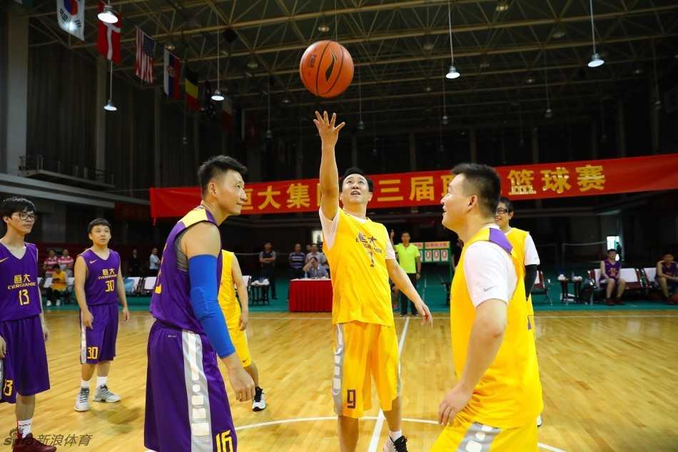 许家印狂砍三十分率队险胜 恒大集团职工篮球赛上演激情对决 跳球瞬间,许家印高高跃起,仿佛要掌控全场的高度,他伸展的手臂不仅是为了争夺球权,更像是为整个团队指引着前进的方向。