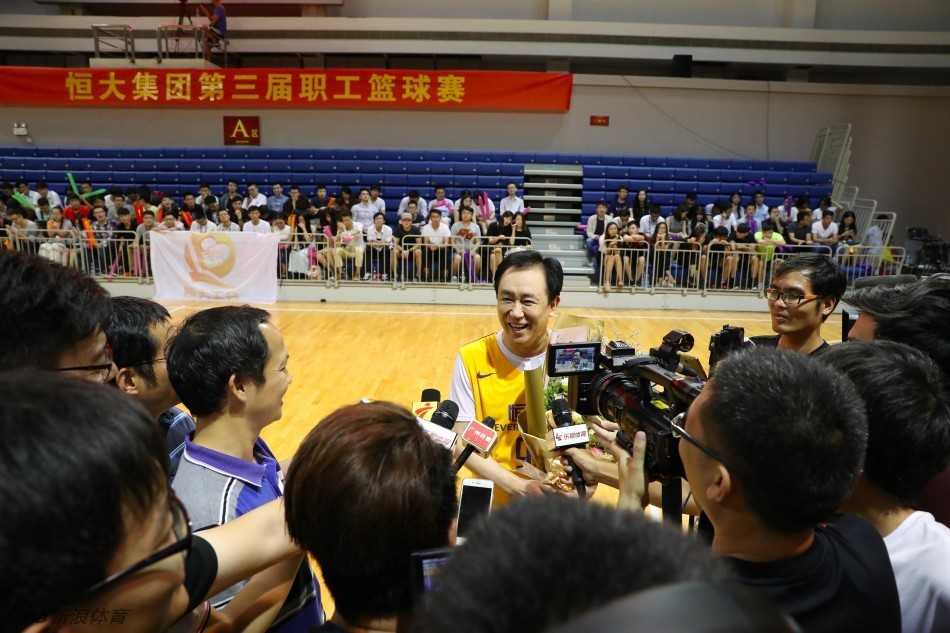 许家印狂砍三十分率队险胜 恒大集团职工篮球赛上演激情对决 带球突破的许家印动作敏捷,他侧身护球,眼睛紧盯着篮筐的方向,那专注的神情仿佛正在商海中敏锐地捕捉着下一个决定性的机遇。