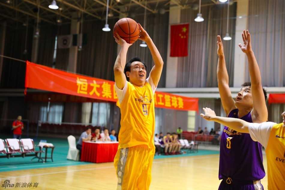 许家印狂砍三十分率队险胜 恒大集团职工篮球赛上演激情对决 赛后,满头大汗的许家印手持MVP奖杯,脸上洋溢着运动后的畅快笑容,这一刻,他不仅是一位商业巨擘,更是一个在球场上挥洒热血的快乐运动员。