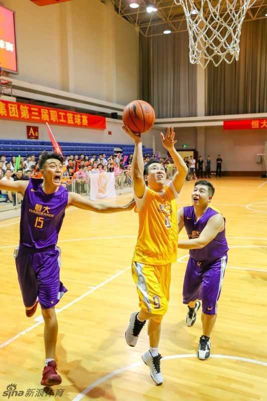 许家印狂砍三十分率队险胜 恒大集团职工篮球赛上演激情对决 比赛结束后,两队球员相互握手致意,许家印与员工们亲切交谈,场上的激烈竞争化为场下的欢声笑语,充分体现了恒大集团内部团结友爱的融洽氛围。