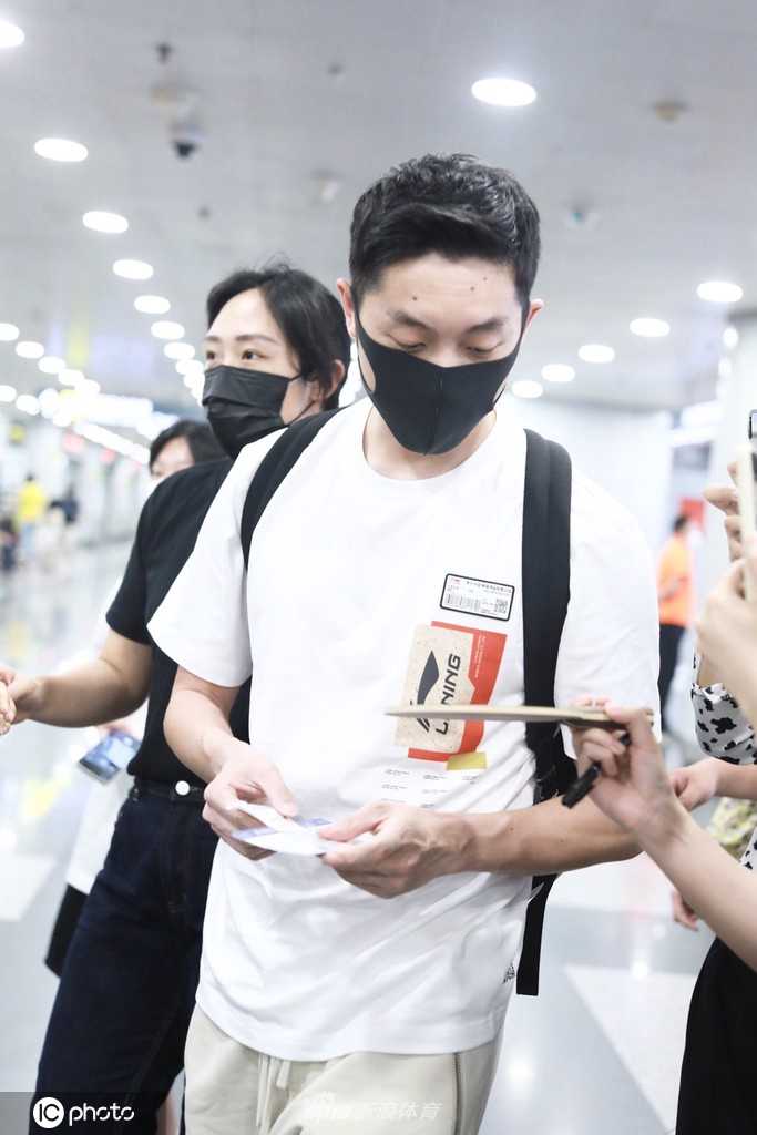 许昕结束隔离现身机场,转型“老板”赛道开启人生下半场 许昕戴着棒球帽和黑框眼镜,打扮休闲,正低头看着手机,似乎在处理落地后的紧要事务。