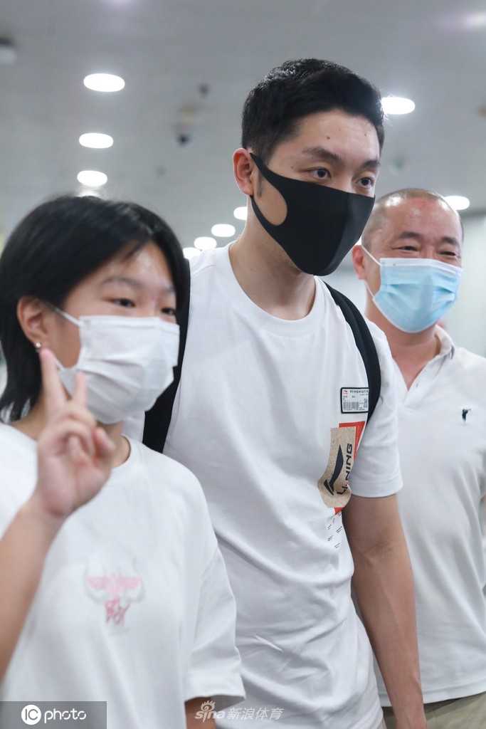 许昕结束隔离现身机场,转型“老板”赛道开启人生下半场 许昕最终消失在到达口的人群中,只留下一个背着双肩包的背影,这背影既属于过去,也通向未来。