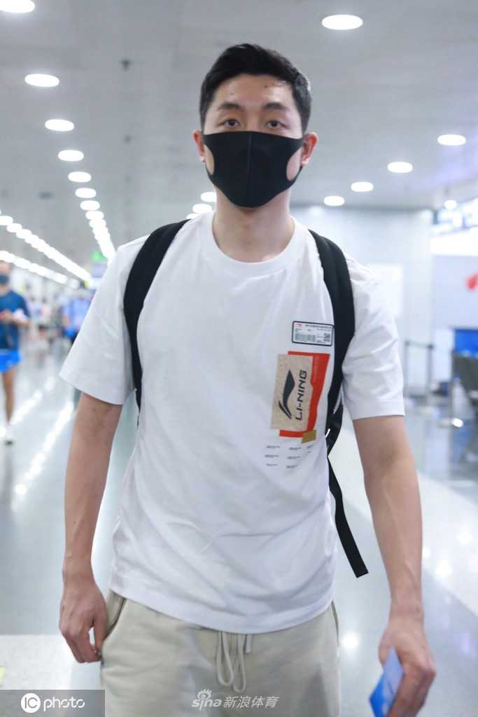 许昕结束隔离现身机场,转型“老板”赛道开启人生下半场 身穿深色休闲装的许昕,独自推着满载行李的推车,脸上挂着轻松的微笑,仿佛将隔离期的疲惫都抛在了身后。