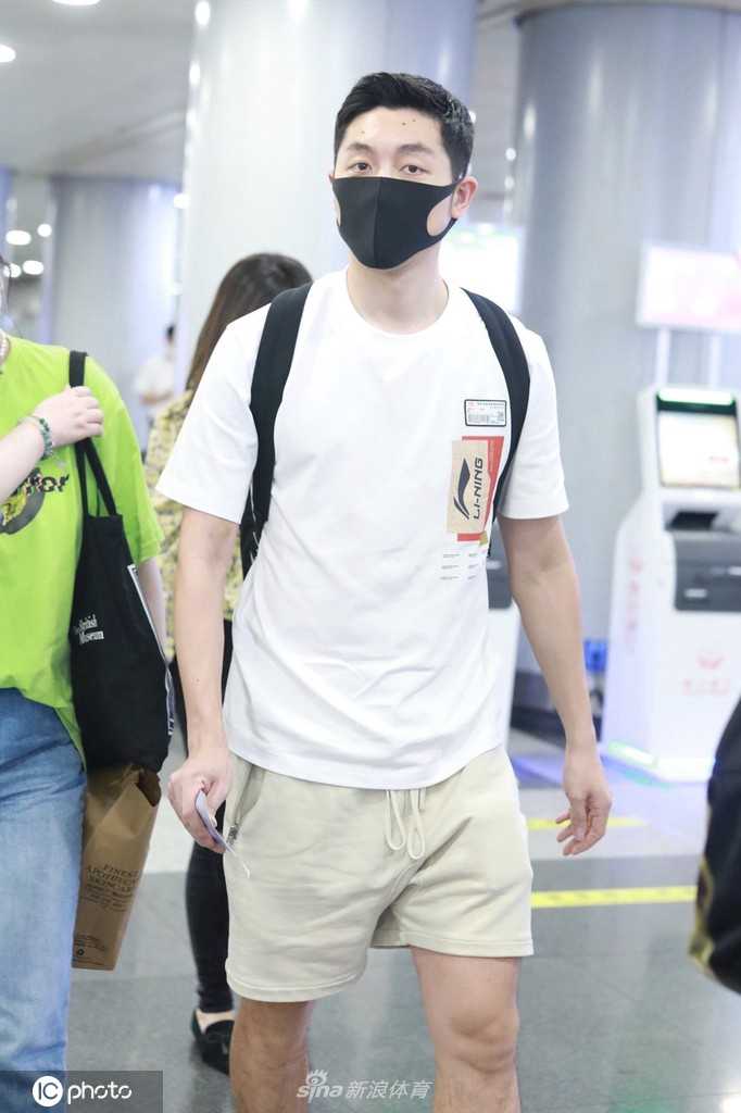 许昕结束隔离现身机场,转型“老板”赛道开启人生下半场 候机大厅里,许昕耐心地排在队伍中,周围人来人往,他却显得格外从容,享受这份难得的宁静。