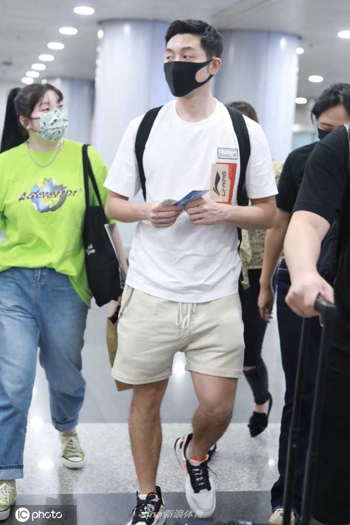 许昕结束隔离现身机场,转型“老板”赛道开启人生下半场 面对镜头,许昕没有躲闪,反而露出标志性的轻松笑容,眼神中透露出对短暂假期的期待。