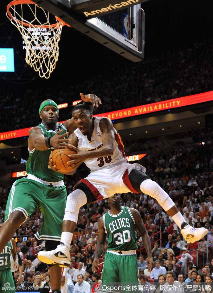 科尔在比赛中高高跃起，试图封盖对手的投篮，尽管身高不占优势，但他凭借出色的弹跳和积极的防守态度弥补了差距