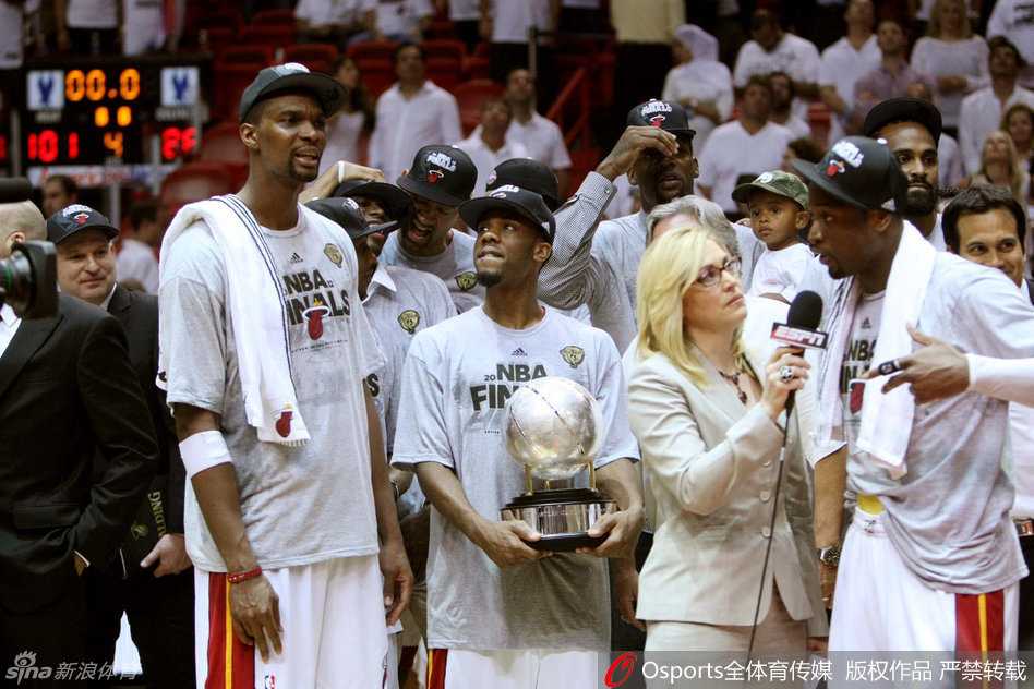 夺冠后的科尔手捧奥布莱恩杯，脸上洋溢着幸福的笑容，作为新秀赛季便随队夺冠的幸运儿，这一刻是他职业生涯的巅峰记忆