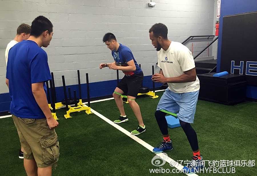 贺天举赴美特训冲击NBA,严苛测试与定制食谱开启追梦之旅 训练馆内的贺天举正在拉伸放松,身后的训练师密切关注着他的肌肉状态,确保在高强度训练后身体能得到最科学的恢复。