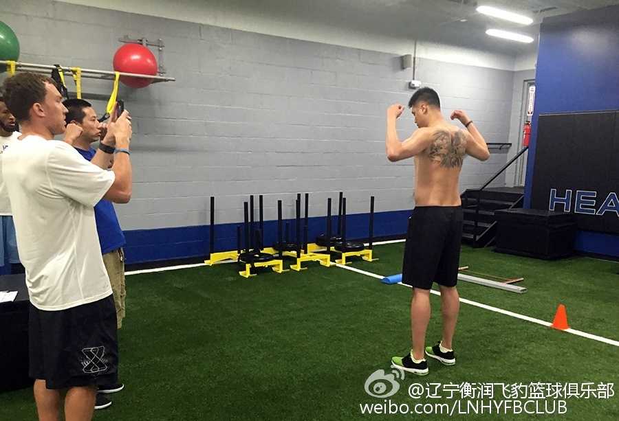 贺天举赴美特训冲击NBA,严苛测试与定制食谱开启追梦之旅 餐桌上摆放着为贺天举量身定制的特训晚餐,这份不含油盐的鸡胸肉与蔬菜,虽然清淡,却是他重塑身体、挑战极限的能量来源。