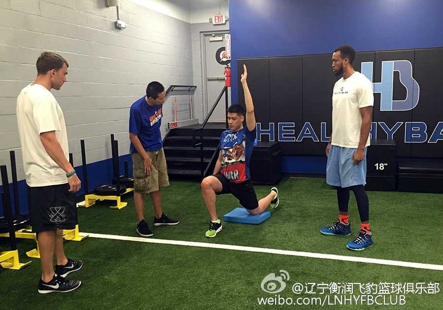 贺天举赴美特训冲击NBA,严苛测试与定制食谱开启追梦之旅 训练场上,贺天举正在进行核心力量训练,汗水浸透了他的球衣,专注的眼神中透露出对重返巅峰的渴望与坚定。