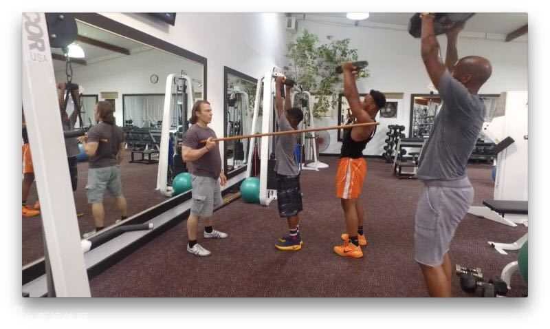 贾磊美国特训日记:在马布里的力量房里,我看到了“北京王朝”的纹身与野心 老马心情大好,在训练间隙即兴扭动身躯秀起了舞步,手脚并用的搞怪动作让整个训练馆充满了快活的空气,一旁的贾磊早已笑得合不拢嘴。