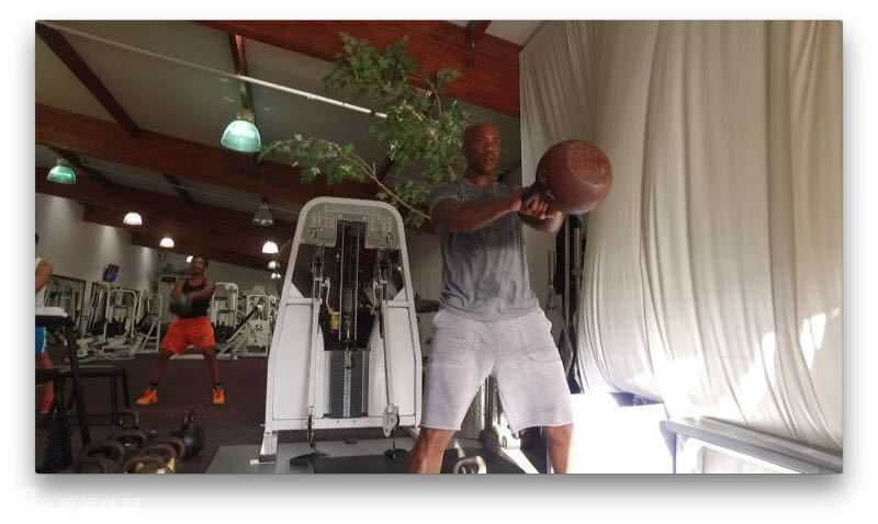 贾磊美国特训日记:在马布里的力量房里,我看到了“北京王朝”的纹身与野心 马布里正在进行高强度的杠铃弯举,汗水顺着雕刻般的背部肌肉滑落,他咬紧牙关的狰狞表情下,是那个曾经单场拿下82分的钢铁意志在燃烧。