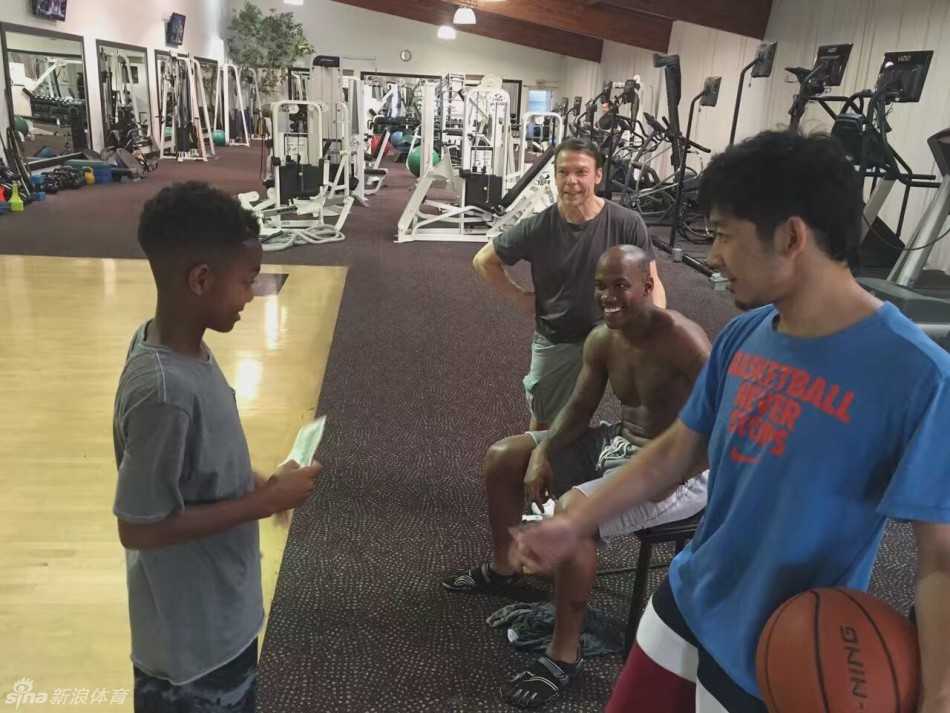 贾磊美国特训日记:在马布里的力量房里,我看到了“北京王朝”的纹身与野心 在单挑环节中,贾磊使出浑身解数试图突破,却被眼神专注、肌肉紧绷的马布里如同一堵墙般死死挡住去路,场面一度十分‘尴尬’。