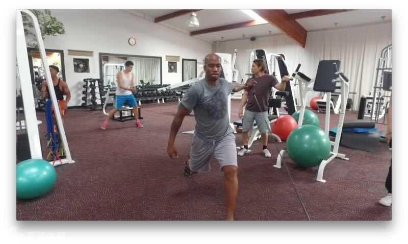 贾磊美国特训日记:在马布里的力量房里,我看到了“北京王朝”的纹身与野心 面对‘小马’的防守,贾磊显得左支右绌,尽管张大手臂试图干扰,但马布里闲庭信步般的突破姿势宣告着这次单挑的结果只有一个——惨败。