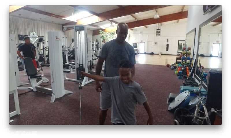 贾磊美国特训日记:在马布里的力量房里,我看到了“北京王朝”的纹身与野心 特训结束后,马布里背部的‘北京王朝’纹身在汗水的浸透下显得格外立体霸气,这不仅是一个图腾,更是他将职业生涯余热完全奉献给这座城市的誓言。