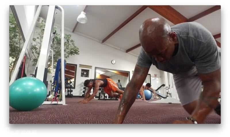 贾磊美国特训日记:在马布里的力量房里,我看到了“北京王朝”的纹身与野心 孙悦在防守端紧贴马布里,两人肌肉碰撞的瞬间仿佛能听见闷响,这种CBA顶级后卫之间的直接对话,在洛杉矶的训练场上演了现实版。