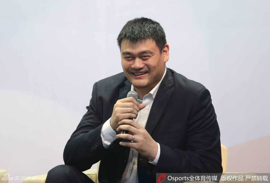 资本破冰与改革博弈:二〇一六篮球产业资本论坛群英谱 论坛现场座无虚席,嘉宾们正在热烈讨论,姚明与徐济成相视而笑,背景屏幕上显示着‘职业篮球产业资本论坛’的字样,气氛融洽而专注。