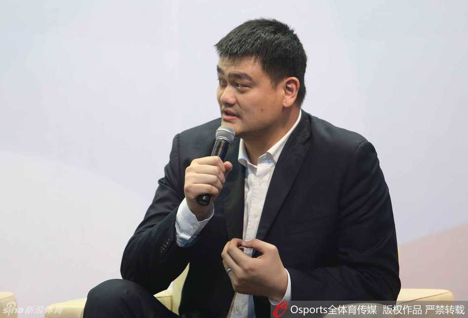 资本破冰与改革博弈:二〇一六篮球产业资本论坛群英谱 在论坛互动环节,姚明与身边嘉宾交流看法,他面带标志性的亲和微笑,双手自然交叠,西装革履的形象展现了他作为投资人的沉稳与睿智。