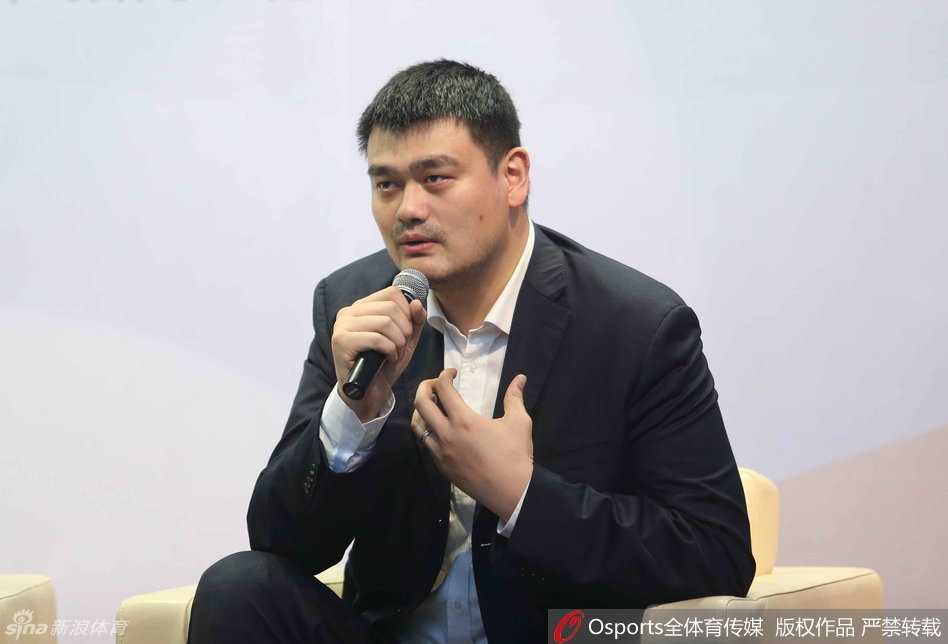 资本破冰与改革博弈:二〇一六篮球产业资本论坛群英谱 镜头捕捉到姚明在论坛上的一个瞬间,他双手扶住桌面,身体微微前倾,正专注地聆听台上嘉宾关于资本入局CBA的见解,神情认真而轻松。