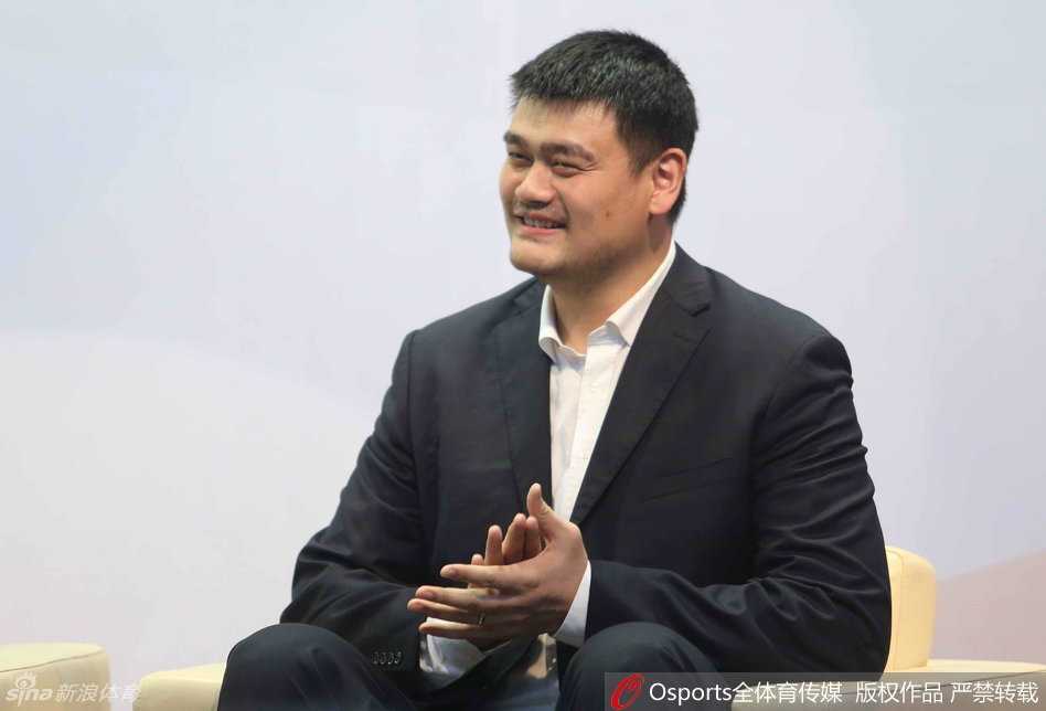 资本破冰与改革博弈:二〇一六篮球产业资本论坛群英谱 姚明身着深色西装,认真倾听台上发言,嘴角微微上扬,眼神中透露出对论坛观点的思索与兴趣。