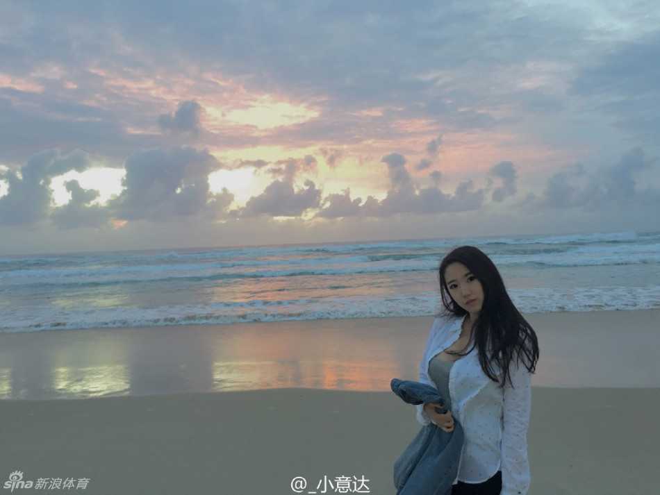 赛场外的温柔港湾:赵岩昊与女友的惬意假期瞬间 画面定格在一个甜蜜的瞬间,女孩对着镜头俏皮地眨眼,白皙的肌肤在阳光下透着健康的红晕,身后的棕榈树更添几分热带风情。