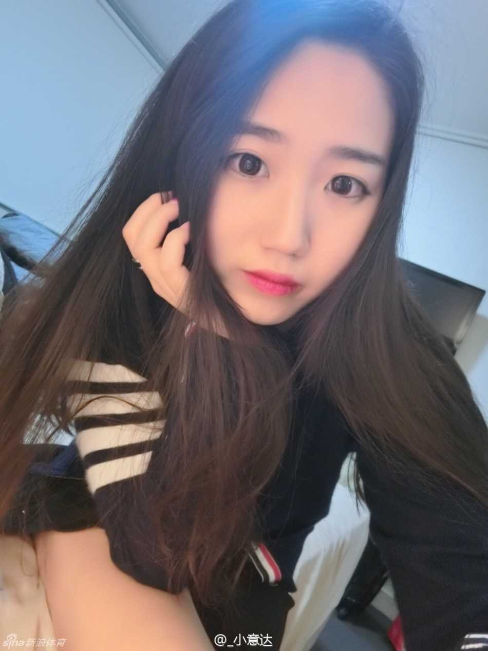 赛场外的温柔港湾:赵岩昊与女友的惬意假期瞬间 夕阳的余晖洒在沙滩上,女孩提着裙摆赤脚走过,留下一串脚印。远处的海浪泛起金光,这一刻仿佛时间都为这份美好而静止。