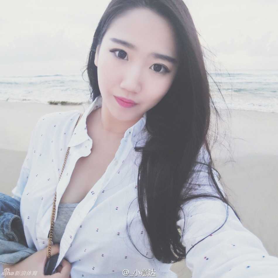 赛场外的温柔港湾:赵岩昊与女友的惬意假期瞬间 海风轻拂她的长发,阳光下笑容明媚,白皙肌肤与湛蓝海水相映,她身着清新度假装,享受着难得的悠闲时光。