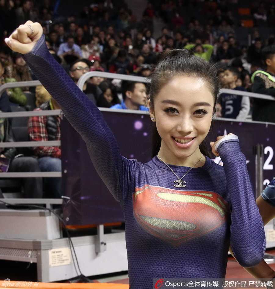 赛场外的焦点:2016年CBA全明星周末美女记者侧记 回眸一瞥,长发轻扬,这位在场边忙碌的美女记者恰好回头,眼神中带着一丝思考后的明悟,背景是火热的赛场,动静之间,构成了全明星周末一幅独特的画面。