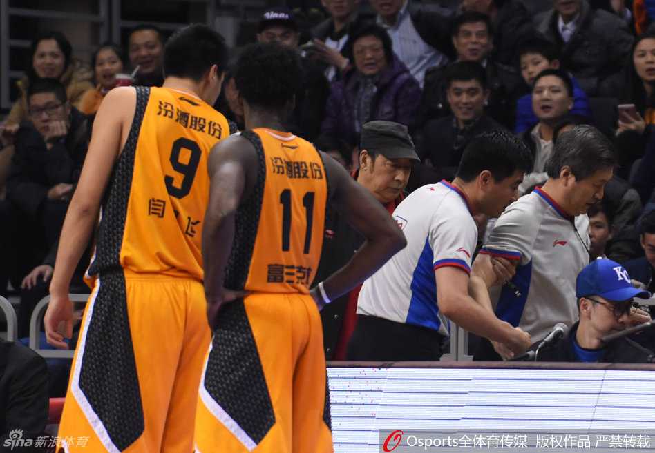 赛场惊魂一刻:裁判意外崴脚,被背出场外的特殊“伤员” 受伤裁判在同事搀扶下步履蹒跚地离场,身后的比赛即将恢复,但他的执法之夜已提前结束