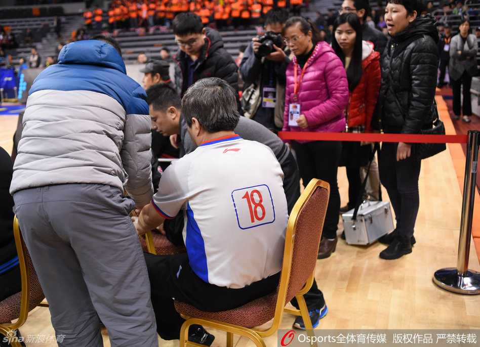 赛场惊魂一刻:裁判意外崴脚,被背出场外的特殊“伤员” 两名山西队球员主动上前,小心翼翼地搀扶起无法站立的裁判,展现了超越对抗的体育温情