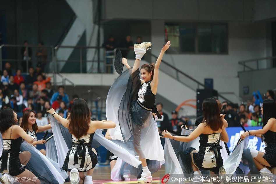 赛场精灵:青春舞动,燃爆WCBA的无限活力 青春洋溢的啦啦队员在场上舞动,白色背心衬托出健康肤色,飞扬的发丝和灿烂的笑容是赛场最美的点缀。