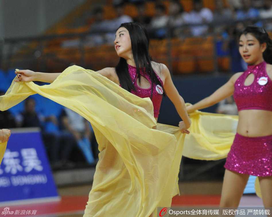 随着音乐律动，舞者摆出优美造型，白色背心与纱裙的搭配凸显青春活力，优雅舞姿中透着满满的元气。