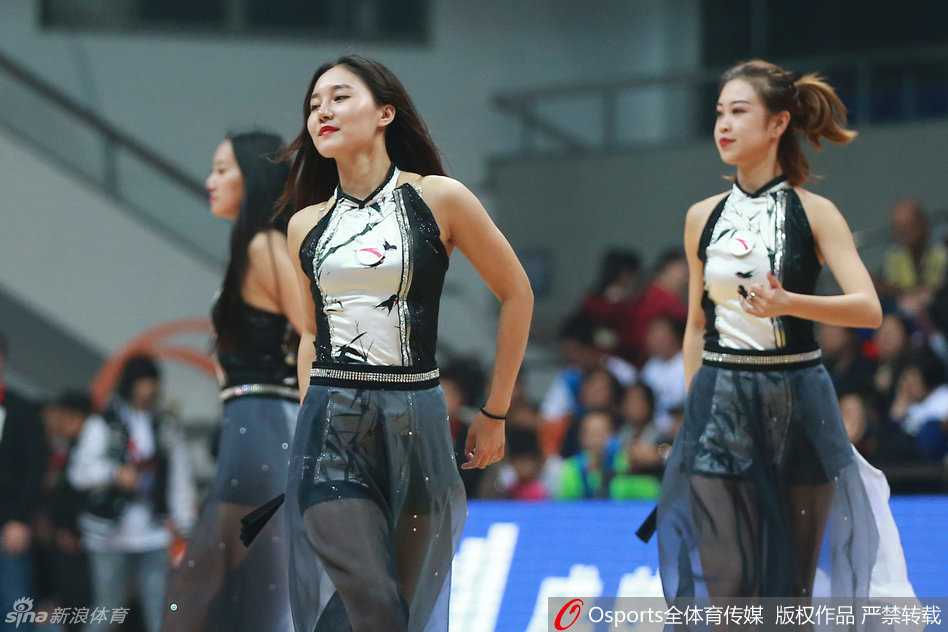 赛场精灵:青春舞动,燃爆WCBA的无限活力 身穿白色背心与轻盈纱裙的啦啦队长发飞舞,活力四射地跃起,在空中定格出优雅而充满力量的舞姿。