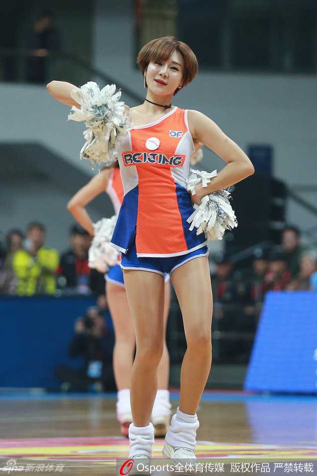 赛场精灵:青春舞动,燃爆WCBA的无限活力 长腿纤腰搭配轻盈纱裙,火辣上阵的啦啦队员在聚光灯下自信展示优美身姿,青春气息扑面而来。