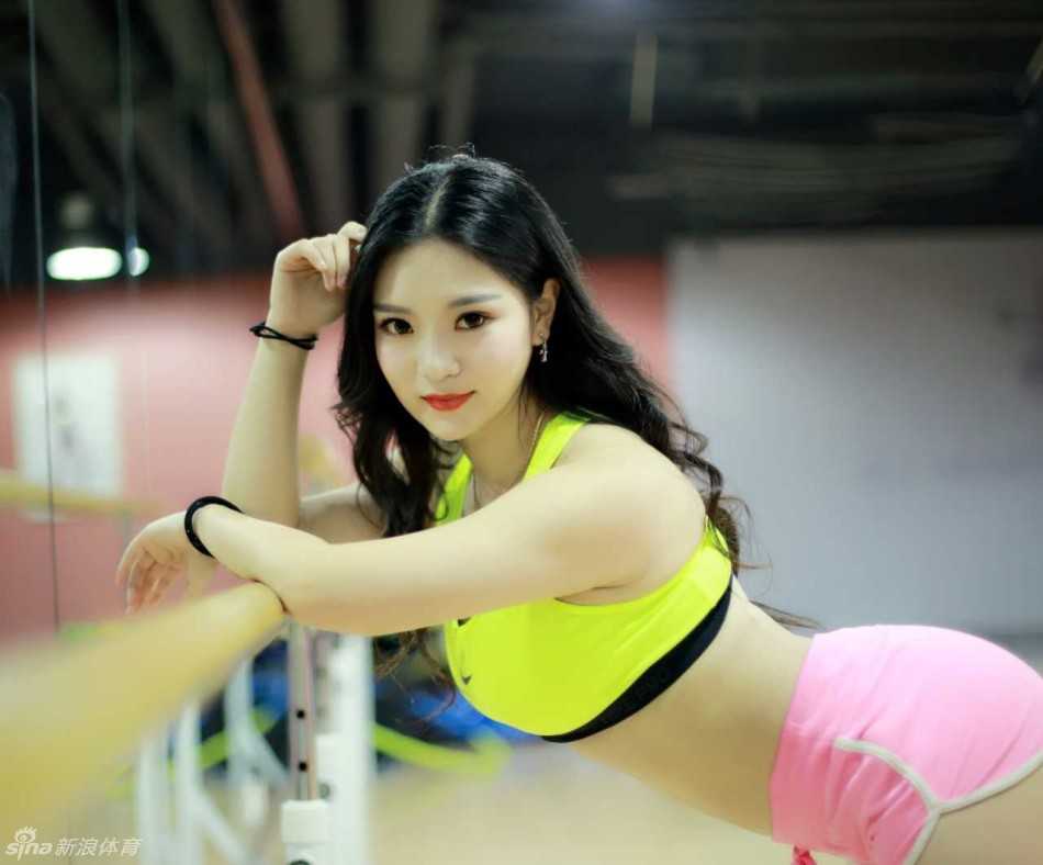 赛场边的星辰:湖南男篮啦啦队的力与美之歌 在健身房暖色调的灯光下,啦啦队员轻轻侧身回眸,乌黑的长发随之飘动,展现出万种风情。她弓形身材充满力量感,健康的小麦色皮肤在光影下闪着微光,仿佛凝固了时光。