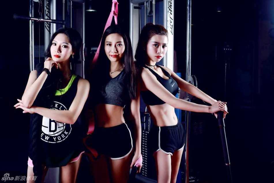 赛场边的星辰:湖南男篮啦啦队的力与美之歌 训练间隙,她随意地坐在健身器材上,上衣紧绷的线条依然难掩傲人身材。她对着镜头投来深情一瞥,眼神里既有少女的娇俏,又有属于运动员的专注与自信,挺拔的双峰与白皙皮肤在自然光下格外耀眼。