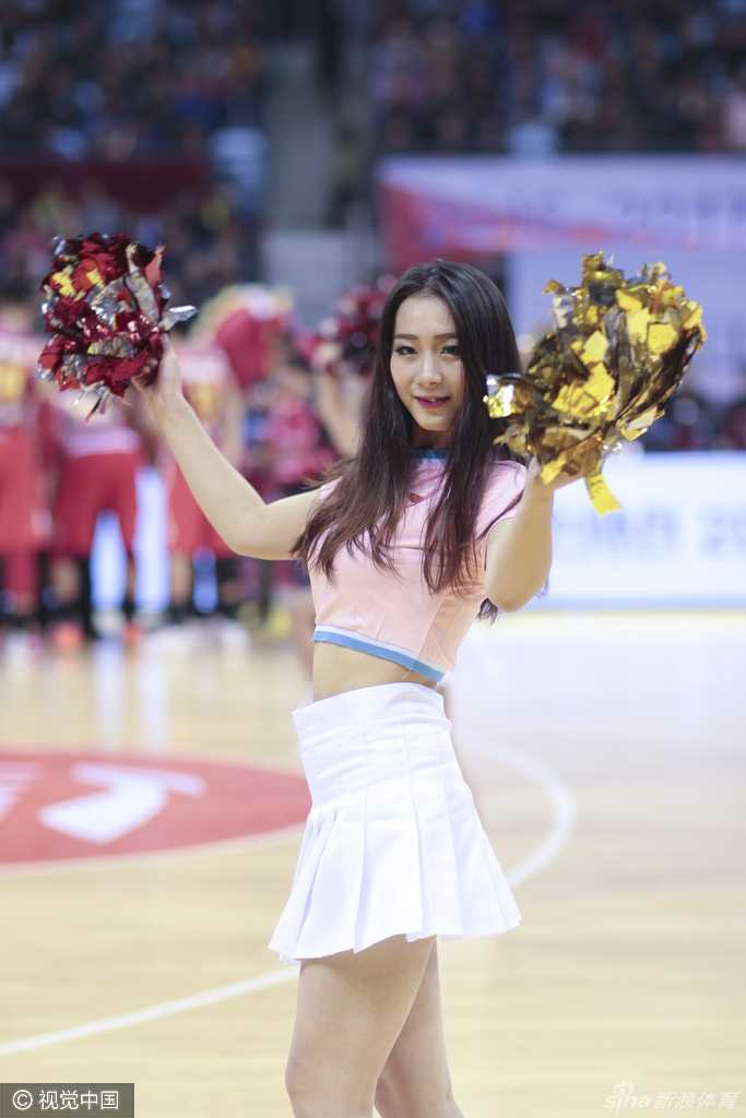 赛场边的最美风景线:各地篮球宝贝的热舞瞬间与幕后故事 江苏宝贝的特写镜头展现出精致的五官和专注的眼神,她在赛场上的每一个表情都散发着迷人的魅力。
