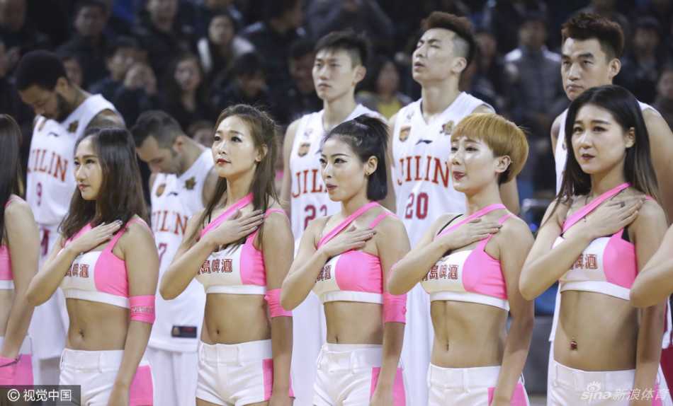 赛场边的最美风景线:各地篮球宝贝的热舞瞬间与幕后故事 吉林篮球宝贝参与奏国歌仪式,她们神情庄重肃穆,站姿挺拔,表达着对祖国的崇高敬意。