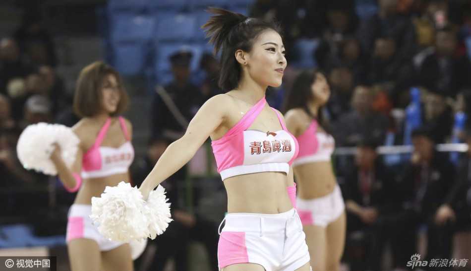 赛场边的最美风景线:各地篮球宝贝的热舞瞬间与幕后故事 吉林宝贝在赛场上热舞,动感的舞姿和自信的神采让整个场馆的温度都随之升高。