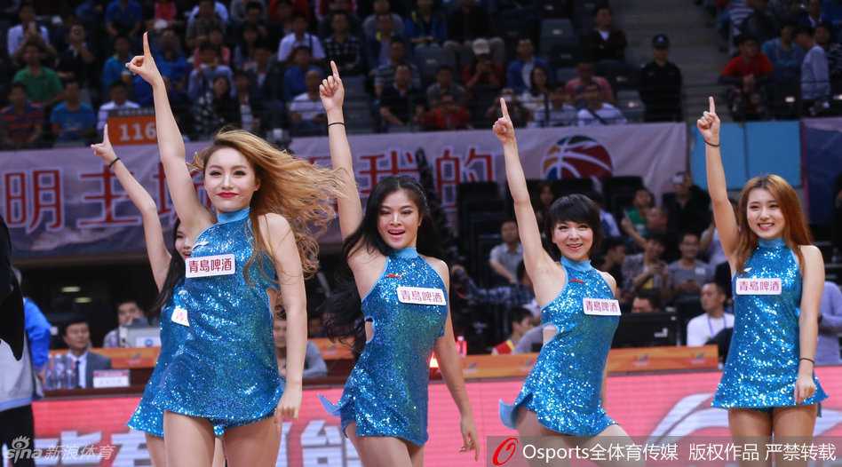 赛场边的最美风景线:篮球宝贝用热舞点燃CBA激情夜 特写镜头下,一位宝贝扎着清爽马尾,随着节奏尽情甩动长发,妩媚的眼神电力十足