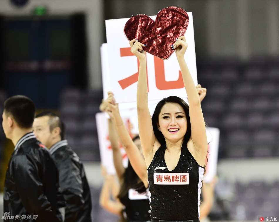 赛场边的火热风景线:揭秘CBA篮球宝贝的颜值与担当 青春洋溢的拉拉队宝贝扎着清爽马尾,身着亮黄色短裙,在赛场边回眸一笑,露出灿烂的酒窝,活力气息扑面而来。