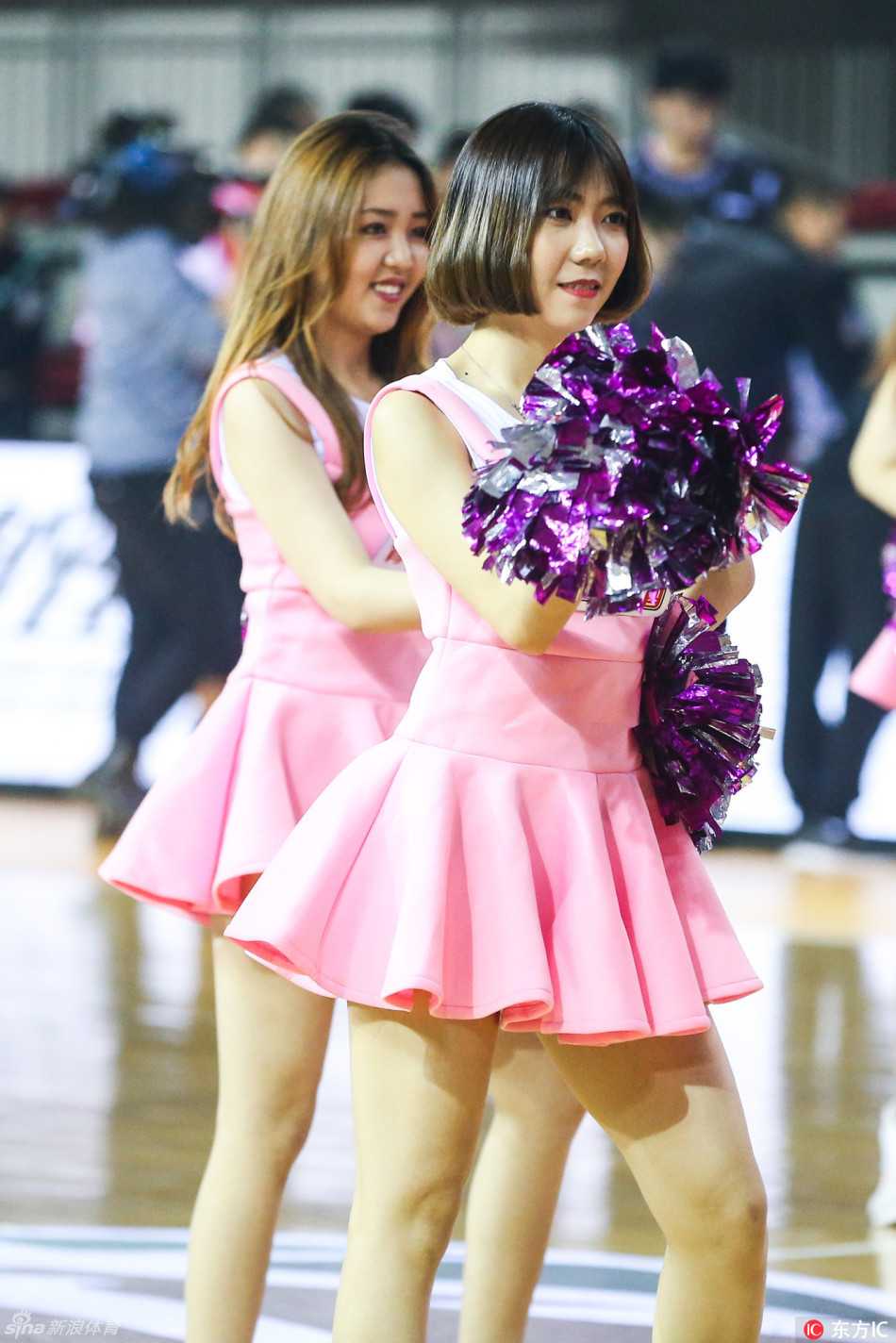 赛场边的火热风景线:揭秘CBA篮球宝贝的颜值与担当 这位宝贝身姿挺拔,紧身的表演服勾勒出优美曲线,她专注地凝视着前方,在赛场灯光下显得气质高雅,魅力十足。