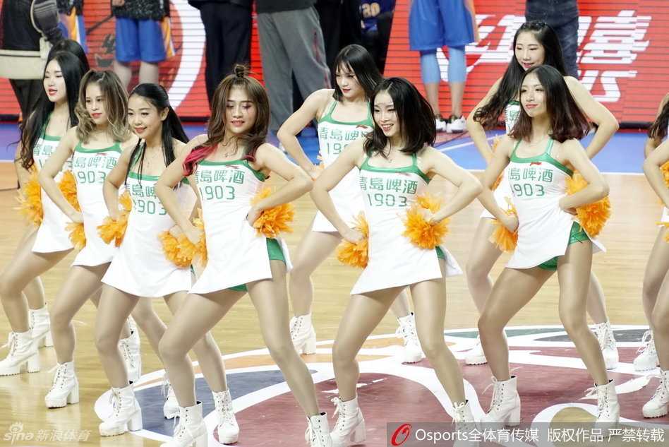 赛场边的热舞精灵:CBA啦啦宝贝的性感与激情 热辣的拉丁风舞步中,啦啦队员大幅度摆动手臂,露出纤细腰肢,摇曳的身姿在球场灯光下格外养眼撩人。