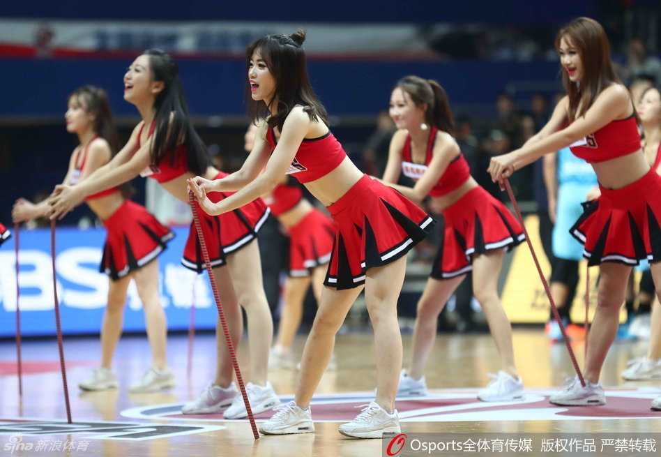 赛场边的热舞精灵:CBA啦啦宝贝的性感与激情 舞姿撩人的瞬间定格,啦啦队员高抬修长美腿,展现极佳的身体柔韧性,摇曳的身姿成为摄影师镜头的焦点。
