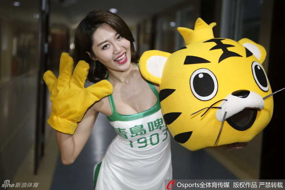 赛场边的热舞精灵:CBA啦啦宝贝的性感与激情 摄影师抓拍到啦啦宝贝舞姿撩人的瞬间,她随着强烈的节奏扭动腰肢,长发飞扬,眼神中充满自信与热情。