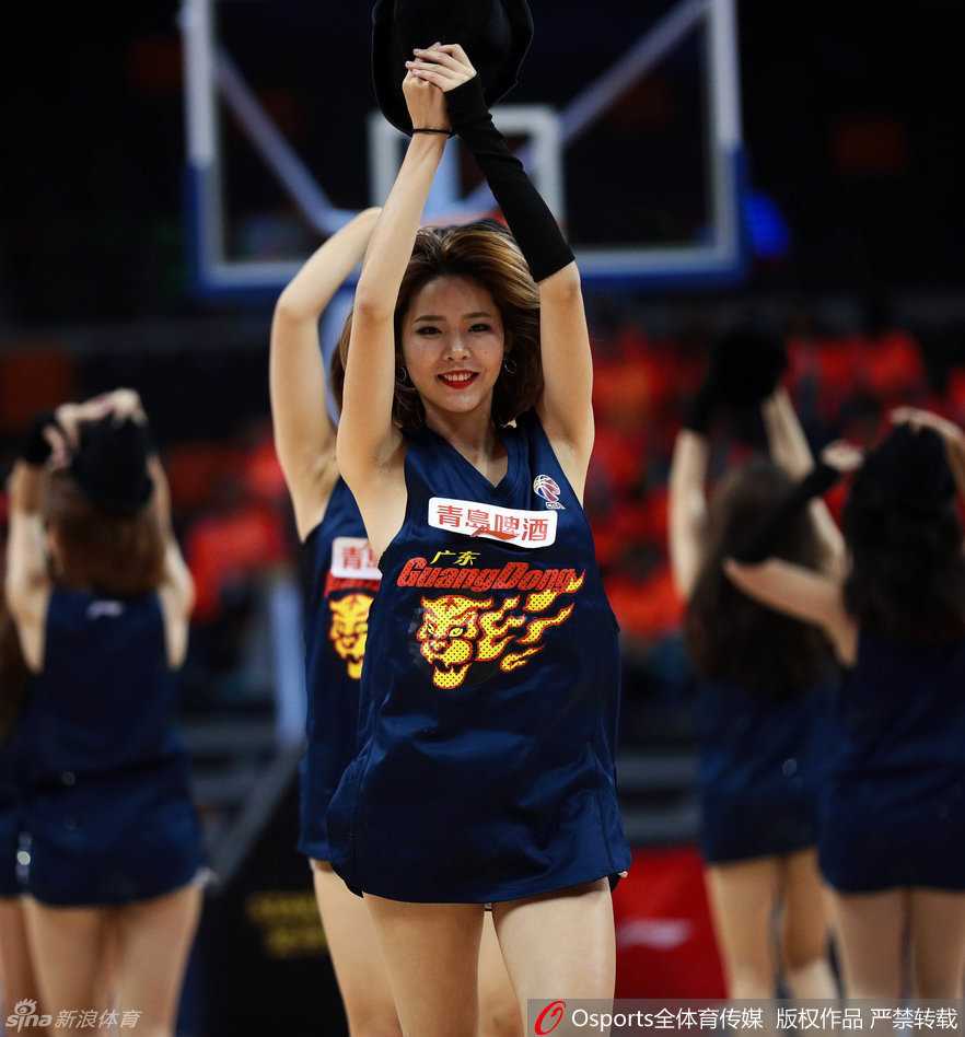 赛场边的热舞精灵:CBA啦啦宝贝的性感与激情 啦啦队宝贝变身俏皮可人的吉祥物造型,虽然服装可爱但依旧难掩曼妙身姿,在比赛暂停间隙卖萌互动。