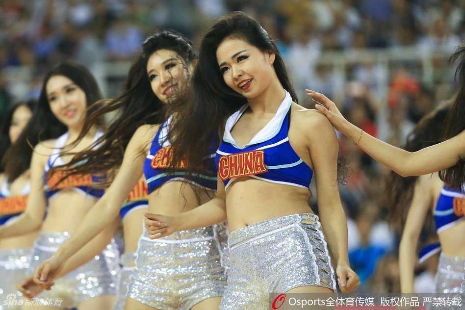 赛场边的热舞精灵:中美男篮对抗赛的别样风景 篮球宝贝们身着亮黄色热裤套装,在聚光灯下整齐划一地跃起,修长美腿与灿烂笑容点燃全场激情