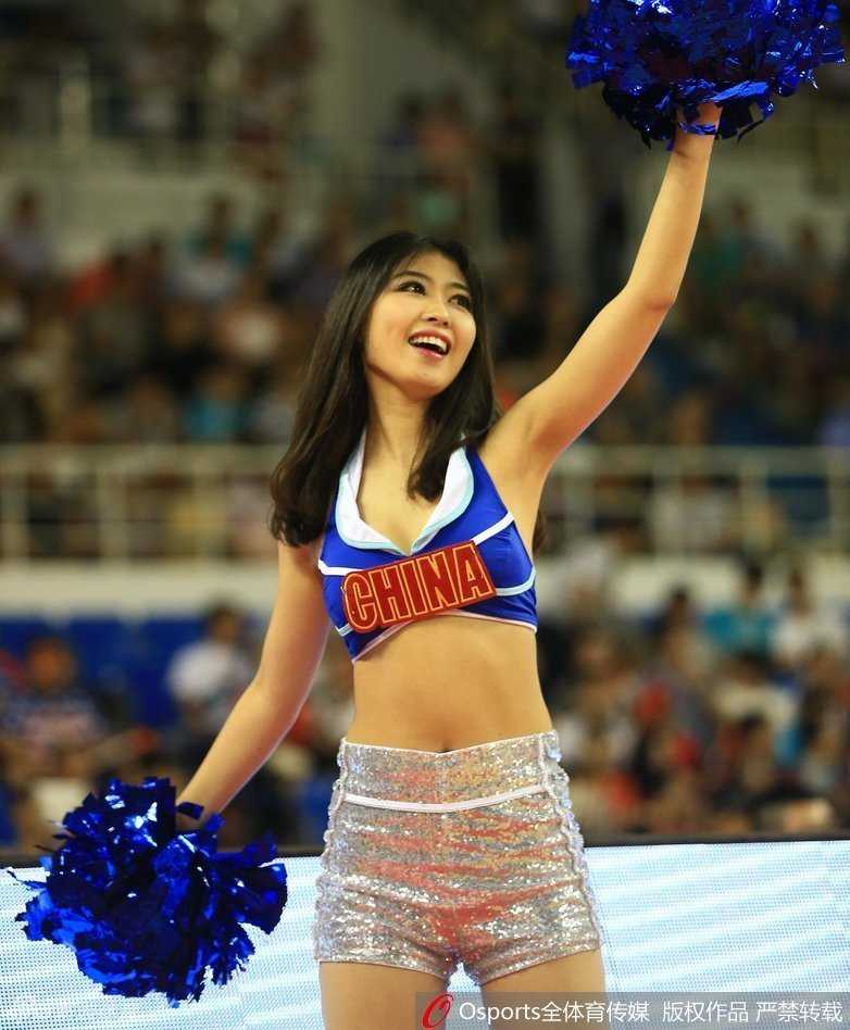 赛场边的热舞精灵:中美男篮对抗赛的别样风景 这位篮球宝贝回眸一笑,马尾辫随着动作轻盈甩动,紧身舞衣勾勒出健美身姿,尽显健康与活力