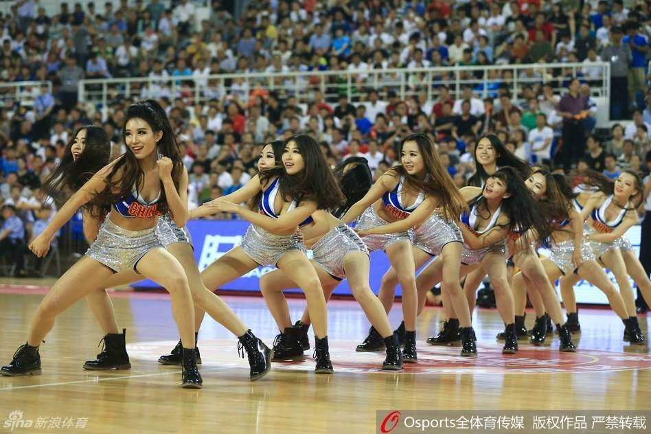 赛场边的热舞精灵:中美男篮对抗赛的别样风景 两名宝贝背对背摆出酷炫造型,飘逸的长发和错落有致的站位,在动感光影中交织成一幅充满张力的画面