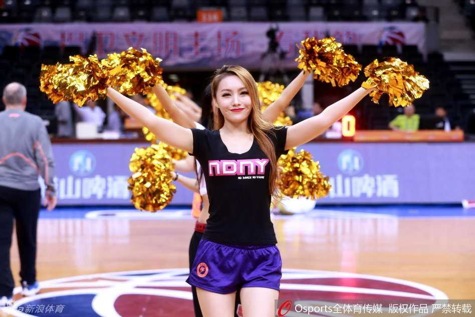 赛场边的璀璨星光:CBA篮球宝贝的力与美之旅 全景镜头下,六位篮球宝贝一字排开,动作整齐划一,手中花球如同绽放的烟火,共同编织出一幅充满力量感的青春画卷。